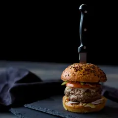 Jak smażyć burger wołowy, by był soczysty i idealnie przyprawiony
