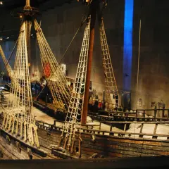 Imponente nave Vasa nel museo, con alberi maestosi e vele ammainate. Un viaggio nel tempo nel **museo di vasa**.