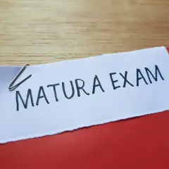 Notatka z napisem "MATURA EXAM" przypięta spinaczem. Klucz do tego, jak zdać maturę z angielskiego.