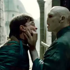 Harry Potter i Lord Voldemort w dramatycznym starciu. David Yates, który wyreżyserował ten film, uchwycił napięcie.