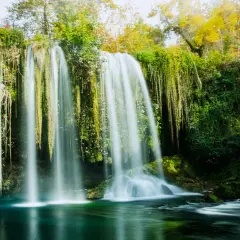 Cascades luxuriantes et verdoyantes, une merveille naturelle à découvrir. Idéal pour savoir que faire à Antalya.