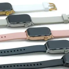 Kilka smartwatchów w różnych kolorach: białym, beżowym, różowym, ciemnoszarym i czarnym.