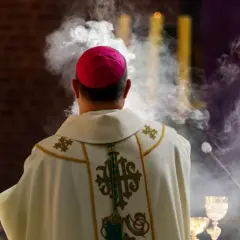 Uroczysta msza w Niedzielę Wielkanocną, z biskupem w różowym piusce i kadzidłem unoszącym się w powietrzu.
