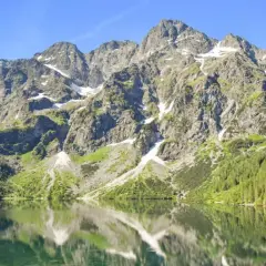 Majestatyczne Tatry odbijają się w tafli Morskiego Oka. Choć jego głębokość jest imponująca, to widok zapiera dech w piersiach.