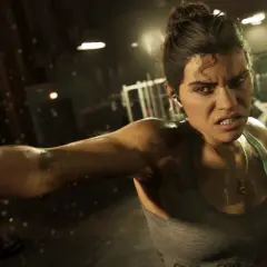 Eine entschlossene gta 6 girl trainiert im Fitnessstudio, Schweißperlen auf ihrer Haut, bereit für den nächsten Schlag.