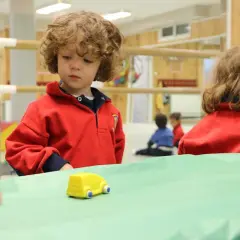 Niños jugando en la guardería, una etapa que puede empezar a una edad temprana.