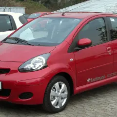Czerwone Toyota Aygo używane z salonu, idealne do miasta.