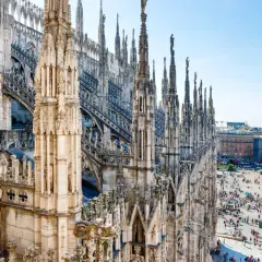 Majestatyczne detale dachu Katedry Duomo w Mediolanie, z widokiem na tętniący życiem plac. Niezapomniane mediolan atrakcje.