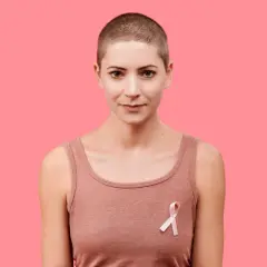 Kobieta po mastektomii z różową wstążką na piersi, symbol walki z rakiem.