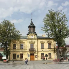 Rynek w Nowym Targu z ratuszem i fontanną. Wspaniałe atrakcje dla każdego turysty.