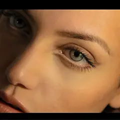 Piękne, naturalne brwi po zabiegu microblading. Delikatne kreski podkreślają spojrzenie.