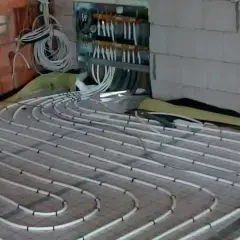 Instalacja ogrzewania podłogowego na 150m2. Czy pompa z kotła wystarczy? Widać rozdzielacz i rury.