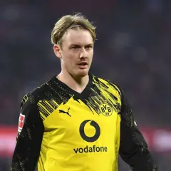 Piłkarz Borussii Dortmund w żółtej koszulce z czarnymi wzorami. Czy to zapowiedź kolejnych borussia dortmund transfery?