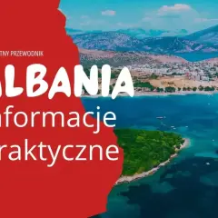 Kompletny przewodnik po Albanii: praktyczne informacje i zasady wjazdu. Widok na malowniczą zatokę z miastem i górami w tle.