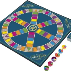 Trivial Pursuit Classic Edition Spielbrett mit bunten Feldern, Spielsteinen, Würfel und Kartenstapeln. Bereit für aktuelle Fragen!