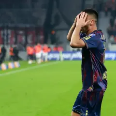 Piłkarz Pogoń Szczecin z rękami na głowie, w tle mecz z Widzewem Łódź.