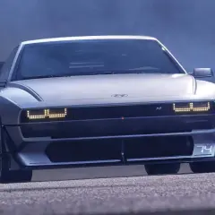 Futurystyczny Hyundai N74 z charakterystycznymi światłami i spojlerem, gotowy do jazdy.