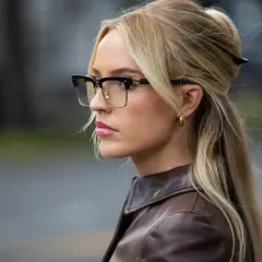 Eleganckie oprawki, które odmładzają, podkreślają urodę blondynki. Złote detale dodają klasy.