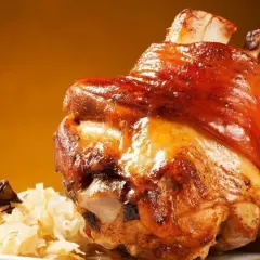Soczysta golonka pieczona, podana z kapustą i musztardą. Idealna marynata do golonki sprawia, że mięso jest kruche i aromatyczne.