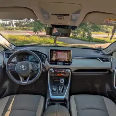 Wnętrze Toyoty RAV4. Kierownica, ekran nawigacji i panel klimatyzacji. Czy to hybryda czy benzyna?