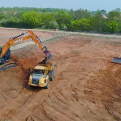 Czym wyrównać działkę, aby uniknąć problemów z terenem?