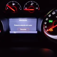 Opel Astra: mensaje "Potencia reducida del motor" en pantalla. El testigo del motor está encendido.
