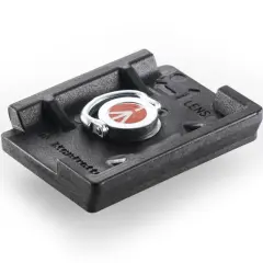 Czarna płytka z mocowaniem rc2 i oznaczeniem "LENS". Posiada metalowy gwint i logo Manfrotto.