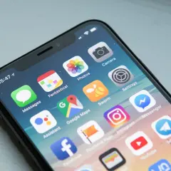 Ekran smartfona z ikonami popularnych aplikacji: Messages, Fantastical, Photos, Camera, Google Maps, Swarm, Settings, Assistant, Instagram, Messenger, Facebook, YouTube, Telegram.