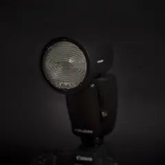 Profesjonalna lampa błyskowa Profoto A10, inaczej niż zwykłe lampy, zapewnia miękkie i naturalne światło.