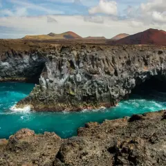Acantilados volcánicos y mar turquesa en los Hervideros, Lanzarote. Un paisaje lunar con cuevas marinas.