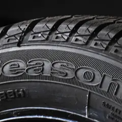 Opony wielosezonowe "4Seasons" z bieżnikiem zapewniającym przyczepność przez cały rok.