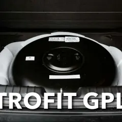 Serbatoio GPL toroidale montato nel bagagliaio. Valuta il costo impianto GPL auto per un risparmio sul carburante.