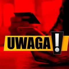 Dłoń trzyma kartę i telefon. Napis "UWAGA!" sugeruje, że warto dowiedzieć się, jak zmienić PIN do karty.