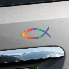 Bunter Fisch-Aufkleber auf einem Auto. Ob katholisch oder evangelisch, dieser Fisch symbolisiert Glauben.