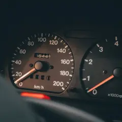 Zbliżenie na deskę rozdzielczą: prędkościomierz pokazuje 65445 km, a obrotomierz wskazuje niskie obroty, idealne dla diesla.