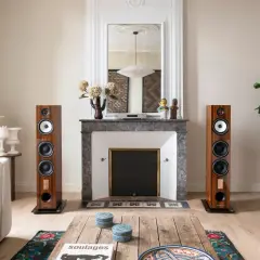 Dwa eleganckie głośniki podłogowe tworzą idealne stereo w salonie.