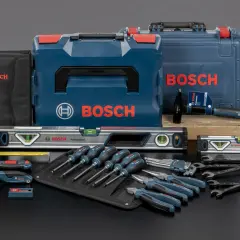 Ensemble d'outils de la marque Bosch : boîtes de rangement, niveaux, tournevis, pinces, clés Allen, marteau et cutter.