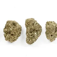 Vier goldglänzende Pyrit-Klumpen, die ihre vielfältige Pyrit-Verwendung in der Schmuckherstellung und als Sammlerstücke zeigen.