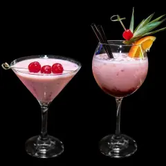 Dwa różowe drinki, jeden w kieliszku martini z wiśniami, drugi w kieliszku typu goblet z owocami. Zastanawiasz się, ile kalorii ma wódka smakowa?