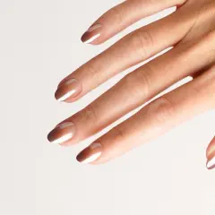 Eine Hand mit eleganten Nägeln im Ombre-Look, braun und weiß verlaufend.