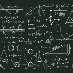 Tablica pełna wzorów matematycznych i fizycznych, od trygonometrii po mechanikę. Widać tu m.in. równania opisujące ruch, fale, a także wzory chemiczne. To wizualne przedstawienie tego, co to jest iloczyn w matematyce i jak wiele ma zastosowań.