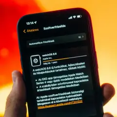 Ekran telefonu pokazuje aktualizacje aplikacji watchOS 8.6 z nowymi funkcjami i poprawkami.