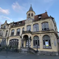 Prachtvolles Gebäude in der Valkenburg Altstadt mit markantem Turm und großen Fenstern.