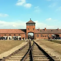 Brama obozu Auschwitz, tory kolejowe. Informacje o auschwitz bilety cennik.