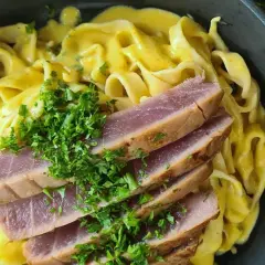 En krämig pastarätt med tagliatelle, täckt i en gyllene sås och toppad med skivor av perfekt stekt tonfisk. Ett fantastiskt tonfisk recept!