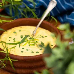 Krämig bearnaisesås i träskål, perfekt för ett enkelt bearnaisesås recept med stavmixer. Garnerad med färsk dragon.