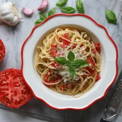 Pyszne włoskie makarony przepisy: spaghetti z pomidorami, czosnkiem, bazylią i parmezanem. Idealne na szybki obiad.
