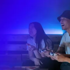 Trzech przyjaciół gra w gry wideo, jedząc pizzę. Pytanie "co to jest konto Steam?" pojawia się w ich rozmowie.
