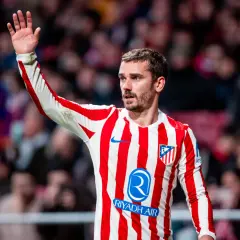 Grizman w koszulce Atletico Madryt pozdrawia kibiców.