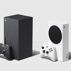 Dwie konsole Xbox, czarna seria X i biała seria S, z kontrolerami.